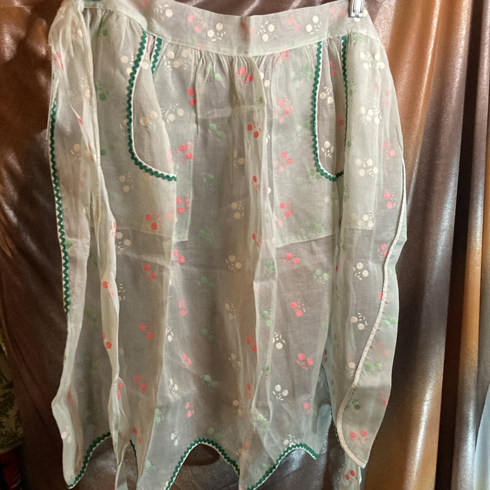 Vintage mint sheer apron with green rikrak flocked‎ flowers and pockets. 410